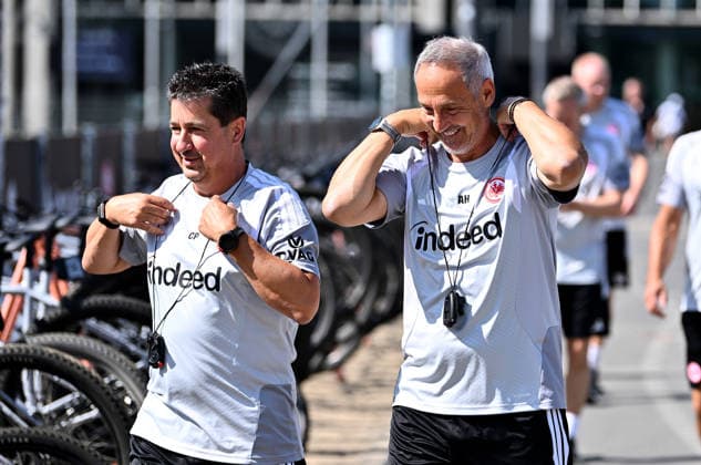 13.07.2026, xfux, Fussball 1.Bundesliga, Eintracht Frankfurt - Trainingsstart Saison 2026 2027, v.l. Christian Peintinger (Co Trainer Co-Trainer Eintracht Frankfurt), Trainer Adolf Adi Hütter Huetter (Eintracht Frankfurt) zautz (DFL DFB REGULATIONS PROHIBIT ANY USE OF PHOTOGRAPHS as IMAGE SEQUENCES and or QUASI-VIDEO) Frankfurt am Main *** July 13, 2026, xfux, Soccer, Bundesliga 1, Eintracht Frankfurt Starts Training for the 2026–2027 Season, from left: Christian Peintinger, assistant coach, Eintracht Frankfurt; coach Adolf Adi Hütter, Eintracht Frankfurt. Note: DFL and DFB regulations prohibit any use of photographs as image sequences and or quasi-video. Frankfurt am Main