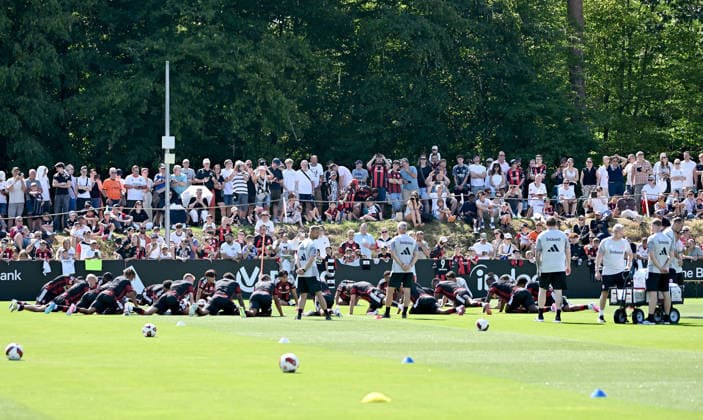 13.07.2026, xfux, Fussball 1.Bundesliga, Eintracht Frankfurt - Trainingsstart Saison 2026 2027, v.l. Spieler von Eintracht Frankfurt und Trainer Adolf Adi Hütter Huetter (Eintracht Frankfurt) zautz im Mannschaftskreis vor den Fans (DFL DFB REGULATIONS PROHIBIT ANY USE OF PHOTOGRAPHS as IMAGE SEQUENCES and or QUASI-VIDEO) Frankfurt am Main *** July 13, 2026, xfux, Soccer, Bundesliga 1, Eintracht Frankfurt Starts Training for the 2026–2027 Season, From left: Eintracht Frankfurt players and coach Adolf Adi Hütter. Eintracht Frankfurt poses in a team circle in front of the fans. DFL and DFB regulations prohibit any use of photographs as image sequences and or quasi-video. Frankfurt am Main