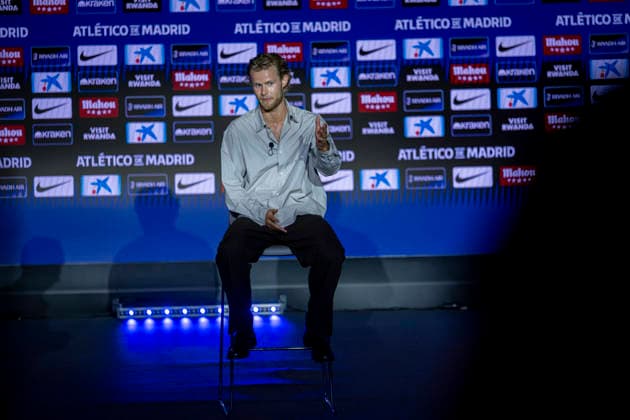Morten Hjulmand unveiling as new player of Atletico de Madrid Morten Hjulmand poses for a photo showing the club shirt during his unveiling as new player of Atletico de Madrid at Estadio Riyadh Air Metropolitano on July 13, 2026 in Madrid, Spain. Madrid Estadio Riyadh Air Metropolitano Madrid Spain Copyright: xAlbertoxGardinx AGardin_20260713_Foot_Atl_Morten Hjulmand_0031