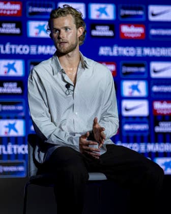 Morten Hjulmand unveiling as new player of Atletico de Madrid Morten Hjulmand poses for a photo showing the club shirt during his unveiling as new player of Atletico de Madrid at Estadio Riyadh Air Metropolitano on July 13, 2026 in Madrid, Spain. Madrid Estadio Riyadh Air Metropolitano Madrid Spain Copyright: xAlbertoxGardinx AGardin_20260713_Foot_Atl_Morten Hjulmand_0035