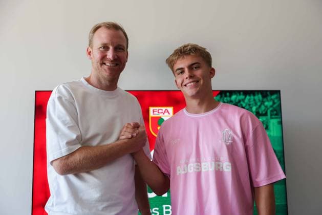 13.07.2026, GER, Fussball, Herren, FC Augsburg, Bundesliga, Unterschrift, Trainer, FCA, Hennes Behrens, Neuzugang Hennes Behrens mit FCA-Sportdirektor Benni Weber (l.) Augsburg *** July 13, 2026, GER, Soccer, Men s, FC Augsburg, Bundesliga, Signing, Coach, FCA, Hennes Behrens, New signing Hennes Behrens with FCA sporting director Benni Weber Augsburg