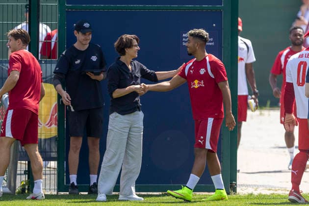 GER, Leipzig, Fussball, Pressekonferenz, Trainingsstart, medienoeffentliches Training im Bild v.l.: Tatjana Haenni begruesst Benjamin Henrichs (RB Leipzig 39), lachend, Emotion 13.07.2026, RB Leipzig Trainingsakademie Cottaweg Leipzig DFL DFB REGULATIONS PROHIBIT ANY USE OF PHOTOGRAPHS AS IMAGE SEQUENCES AND OR QUASI-VIDEO, *** GER, Leipzig, Soccer, Press Conference, Start of Training, Media-Open Training Session (pictured, from left): Tatjana Haenni greets Benjamin Henrichs (RB Leipzig 39), laughing, Emotion 13 07 2026, RB Leipzig Training Academy, Cottaweg, Leipzig; DFL, DFB regulations prohibit any use of photographs as image sequences and or quasi-video, Copyright: HMBxMedia PaulxFritz