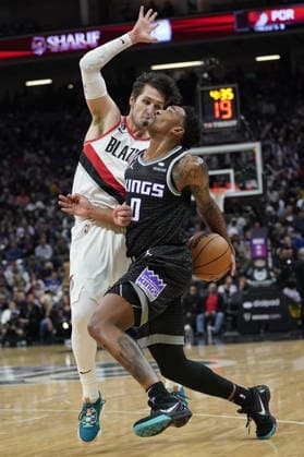 USA BASKETBALL NBA, Basketball Herren, USA Portland Trail Blazers at Sacramento Kings epa10487247 Sacramento Kings guard Malik Monk (R) draws a foul by Portland Trail Blazers guard Ryan Arcidiacono (L) during the fourth quarter of the NBA game at Golden 1 Center in Sacramento, California, USA, 23 February 2023. SACRAMENTO United States  Copyright: xJOHNxG.xMABANGLOx