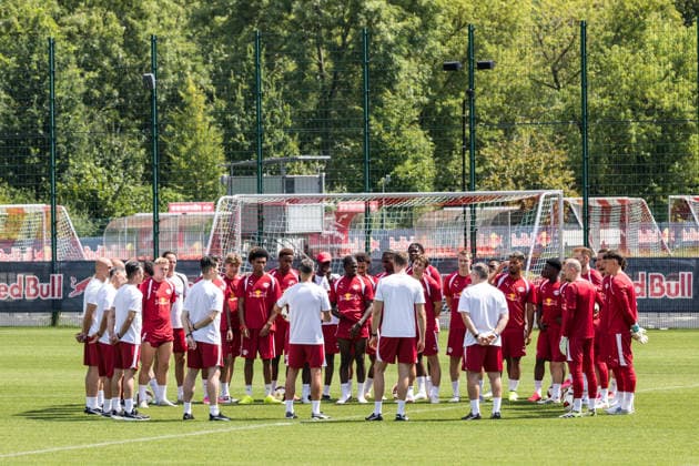 13.07.2026, GER, Öffentliches Training, Saison 2026 2027), RB Leipzig Martin Demichelis (Coach RB Leipzig) spricht mit seiner Mannschaft *** July 13, 2026, GER, Open Practice, 2026–2027 Season, RB Leipzig: Martin Demichelis, coach of RB Leipzig, speaks with his team nordphotoxGmbHx xTrienitz nph00051