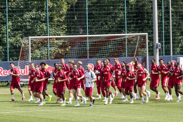 13.07.2026, GER, Öffentliches Training, Saison 2026 2027), RB Leipzig Das Team von RB Leipzig bei der Erwärmung *** July 13, 2026, GER, Open Practice, 2026–2027 Season, RB Leipzig The RB Leipzig team warming up nordphotoxGmbHx xTrienitz nph00051