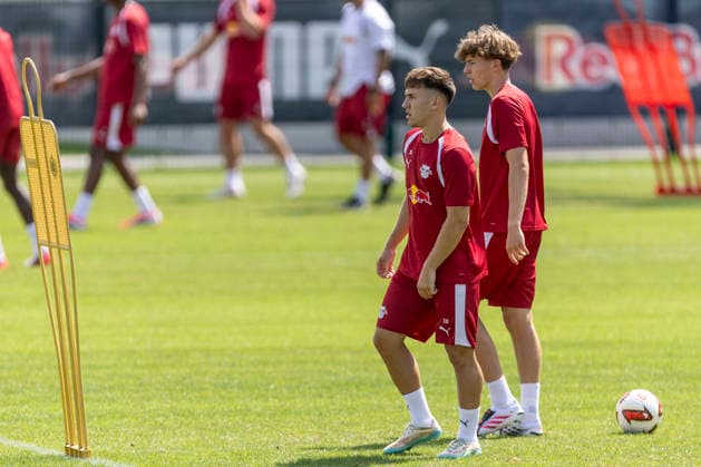 GER, Leipzig, Fussball, Pressekonferenz, Trainingsstart, medienoeffentliches Training im Bild v.l.: Brajan Gruda (RB Leipzig 10), 13.07.2026, RB Leipzig Trainingsakademie Cottaweg Leipzig DFL DFB REGULATIONS PROHIBIT ANY USE OF PHOTOGRAPHS AS IMAGE SEQUENCES AND OR QUASI-VIDEO, *** GER, Leipzig, Soccer, Press Conference, Start of Training, Media-Open Training Session (Pictured, from left: Brajan Gruda, RB Leipzig 10, July 13, 2026), RB Leipzig Training Academy, Cottaweg, Leipzig; DFL and DFB regulations prohibit any use of photographs as image sequences and or quasi-video, Copyright: HMBxMedia PaulxFritz