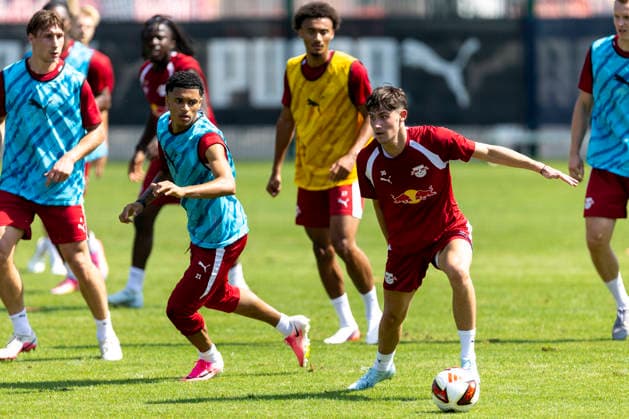 GER, Leipzig, Fussball, Pressekonferenz, Trainingsstart, medienoeffentliches Training im Bild v.l.: Ayodele Thomas (RB Leipzig 21), Andrija Maksimovic (RB Leipzig 30), Zweikampf 13.07.2026, RB Leipzig Trainingsakademie Cottaweg Leipzig DFL DFB REGULATIONS PROHIBIT ANY USE OF PHOTOGRAPHS AS IMAGE SEQUENCES AND OR QUASI-VIDEO, *** GER, Leipzig, Soccer, Press Conference, Start of Training, Media-Open Training Session (Pictured, from left): Ayodele Thomas (RB Leipzig 21), Andrija Maksimovic (RB Leipzig 30), Tackle, July 13, 2026, RB Leipzig Training Academy, Cottaweg, Leipzig; DFL, DFB regulations prohibit any use of photographs as image sequences and or quasi-video, Copyright: HMBxMedia PaulxFritz