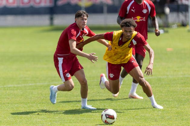 GER, Leipzig, Fussball, Pressekonferenz, Trainingsstart, medienoeffentliches Training im Bild v.l.: Andrija Maksimovic (RB Leipzig 30), Tidiam Gomis (RB Leipzig 27), Zweikampf 13.07.2026, RB Leipzig Trainingsakademie Cottaweg Leipzig DFL DFB REGULATIONS PROHIBIT ANY USE OF PHOTOGRAPHS AS IMAGE SEQUENCES AND OR QUASI-VIDEO, *** GER, Leipzig, Soccer, Press Conference, Start of Training, Open-to-the-Media Training Session (Pictured, from left): Andrija Maksimovic (RB Leipzig 30), Tidiam Gomis (RB Leipzig 27), Tackle, July 13, 2026, RB Leipzig Training Academy, Cottaweg, Leipzig. DFL and DFB regulations prohibit any use of photographs as image sequences and or quasi-video, Copyright: HMBxMedia PaulxFritz