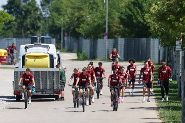 Die Mannschaft kommt zum Training, Training FC Augsburg, Fussball, 1. Bundesliga, Saison 2026 27, 13.07.2026 Augsburg Bayern Deutschland *** The team arrives for practice, FC Augsburg practice, soccer, Bundesliga 1, 2026–27 season, July 13, 2026, Augsburg, Bavaria, Germany Copyright: xkolbert-press ChristianxKolbertx