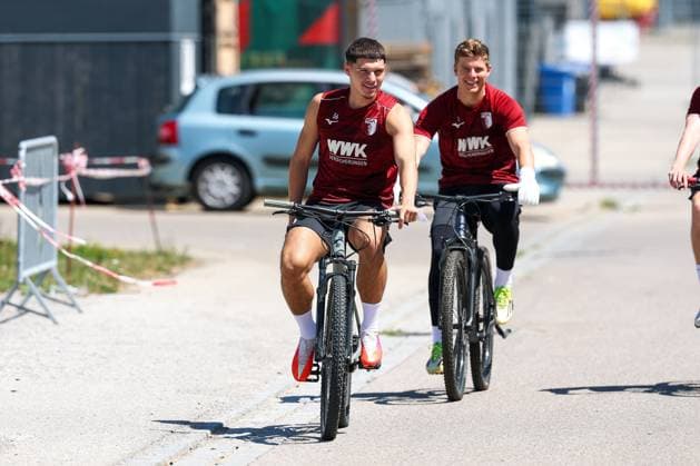 Die Mannschaft kommt zum Training, Mert Koemuer 36 (FC Augsburg), Training FC Augsburg, Fussball, 1. Bundesliga, Saison 2026 27, 13.07.2026 Augsburg Bayern Deutschland *** The team arrives for practice; Mert Koemuer, 36, FC Augsburg; FC Augsburg practice; soccer; Bundesliga 1; 2026–27 season; July 13, 2026; Augsburg, Bavaria, Germany Copyright: xkolbert-press ChristianxKolbertx