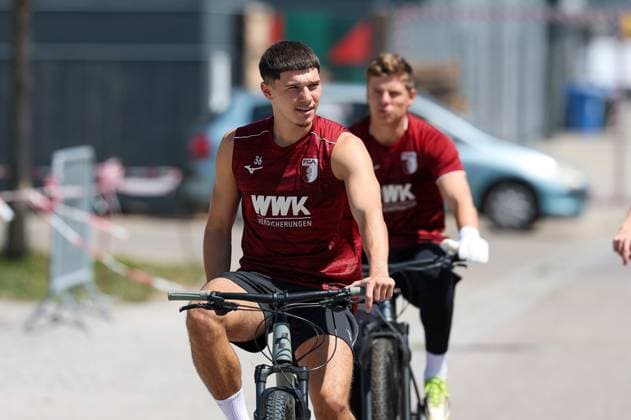 Die Mannschaft kommt zum Training, Mert Koemuer 36 (FC Augsburg), Training FC Augsburg, Fussball, 1. Bundesliga, Saison 2026 27, 13.07.2026 Augsburg Bayern Deutschland *** The team arrives for practice; Mert Koemuer, 36, FC Augsburg; FC Augsburg practice; soccer; Bundesliga 1; 2026–27 season; July 13, 2026; Augsburg, Bavaria, Germany Copyright: xkolbert-press ChristianxKolbertx