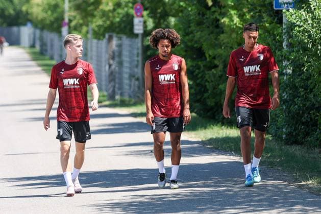 Die Mannschaft kommt zum Training, Anton Kade 30 (FC Augsburg), Han-Noah Massengo 4 (FC Augsburg), Sima Suso 8 (FC Augsburg), Training FC Augsburg, Fussball, 1. Bundesliga, Saison 2026 27, 13.07.2026 Augsburg Bayern Deutschland *** The team arrives for practice: Anton Kade (30, FC Augsburg), Han Noah Massengo (4, FC Augsburg), Sima Suso (8, FC Augsburg); FC Augsburg practice; soccer; Bundesliga 1; 2026–27 season; July 13, 2026; Augsburg, Bavaria, Germany Copyright: xkolbert-press ChristianxKolbertx