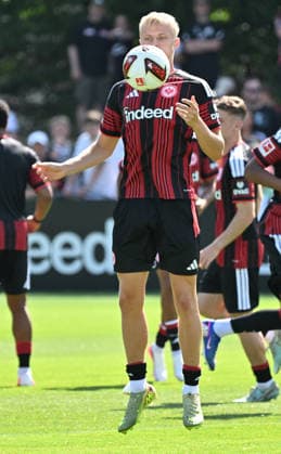 13.07.2026, xjhx, Fussball 1.Bundesliga, Eintracht Frankfurt Trainingsauftakt - Saison 2026 27 v.l. Oscar Hojlund Hoejlund Hojlund (Eintracht Frankfurt) (DFL DFB REGULATIONS PROHIBIT ANY USE OF PHOTOGRAPHS as IMAGE SEQUENCES and or QUASI-VIDEO) Frankfurt am Main *** July 13, 2026, xjhx, Soccer, Bundesliga 1, Eintracht Frankfurt Starts Training for the 2026–27 Season; from left: Oscar Hojlund, Hoejlund, Hojlund; Eintracht Frankfurt; DFL; DFB; REGULATIONS PROHIBIT ANY USE OF PHOTOGRAPHS AS IMAGE SEQUENCES AND OR QUASI-VIDEO; Frankfurt am Main