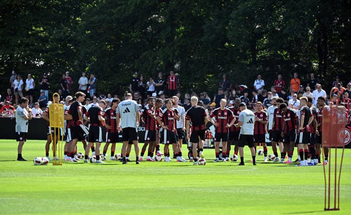 13.07.2026, xjhx, Fussball 1.Bundesliga, Eintracht Frankfurt Trainingsauftakt - Saison 2026 27 v.l. Co Trainer Klaus Schmidt (Eintracht Frankfurt) gibt Anweisungen (DFL DFB REGULATIONS PROHIBIT ANY USE OF PHOTOGRAPHS as IMAGE SEQUENCES and or QUASI-VIDEO) Frankfurt am Main *** July 13, 2026, xjhx, Soccer, Bundesliga 1, Eintracht Frankfurt Kicks Off Training for the 2026–27 Season; Assistant Coach Klaus Schmidt Gives Instructions; DFL and DFB Regulations Prohibit Any Use of Photographs as Image Sequences and or Quasi-Video; Frankfurt am Main
