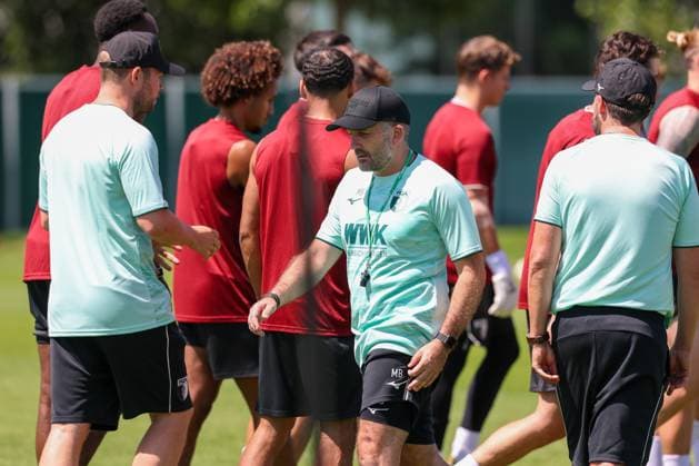 Chef-Trainer Manuel Baum (FC Augsburg) haelt eine Ansprache an die Mannschaft, Training FC Augsburg, Fussball, 1. Bundesliga, Saison 2026 27, 13.07.2026 Augsburg Bayern Deutschland *** FC Augsburg Head Coach Manuel Baum addresses the team, FC Augsburg training, soccer, Bundesliga 1, 2026–27 season, July 13, 2026, Augsburg, Bavaria, Germany Copyright: xkolbert-press ChristianxKolbertx