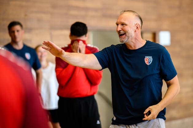 Bietigheim: HBL - 26 27 - SG BBM Bietigheim - Trainingsauftakt Trainer Hartmut Mayerhoffer (Bietigheim) lachend laechelnd gut gelaunt grinst grinsend Bietigheim-Bissingen Halle am Viadukt Baden-Württemberg Deutschland *** Bietigheim HBL 26 27 SG BBM Bietigheim Start of Training Coach Hartmut Mayerhoffer Bietigheim laughing, smiling, in a good mood, grinning, grinning Bietigheim Bissingen Halle am Viadukt Baden-Württemberg Germany