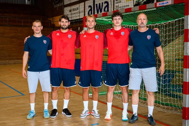Bietigheim: HBL - 26 27 - SG BBM Bietigheim - Trainingsauftakt v.li. Athletik-Trainer Lando Schwekendiek (Bietigheim), Marcus Norrbrink (Bietigheim), Mathias Larson (Bietigheim), Jonas Josef (Bietigheim), Trainer Hartmut Mayerhoffer (Bietigheim) Bietigheim-Bissingen Halle am Viadukt Baden-Württemberg Deutschland *** Bietigheim HBL 26 27 SG BBM Bietigheim: Start of training (from left): Athletic Trainer Lando Schwekendiek (Bietigheim), Marcus Norrbrink (Bietigheim), Mathias Larson (Bietigheim), Jonas Josef (Bietigheim), Coach Hartmut Mayerhoffer (Bietigheim), Bietigheim-Bissingen, Halle am Viadukt, Baden-Württemberg, Germany