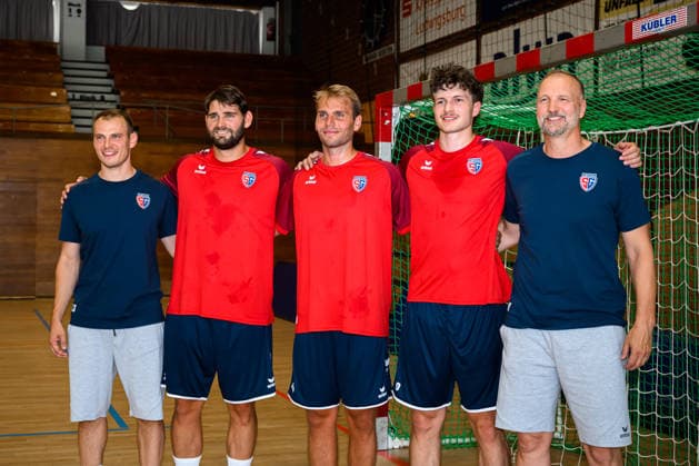 Bietigheim: HBL - 26 27 - SG BBM Bietigheim - Trainingsauftakt v.li. Athletik-Trainer Lando Schwekendiek (Bietigheim), Marcus Norrbrink (Bietigheim), Mathias Larson (Bietigheim), Jonas Josef (Bietigheim), Trainer Hartmut Mayerhoffer (Bietigheim) Bietigheim-Bissingen Halle am Viadukt Baden-Württemberg Deutschland *** Bietigheim HBL 26 27 SG BBM Bietigheim: Start of training (from left): Athletic Trainer Lando Schwekendiek (Bietigheim), Marcus Norrbrink (Bietigheim), Mathias Larson (Bietigheim), Jonas Josef (Bietigheim), Coach Hartmut Mayerhoffer (Bietigheim), Bietigheim-Bissingen, Halle am Viadukt, Baden-Württemberg, Germany