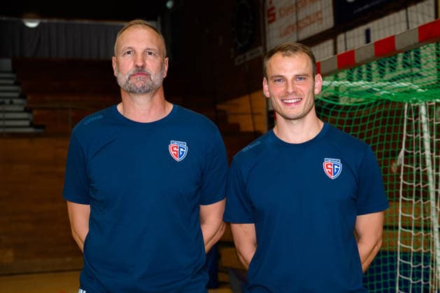 Bietigheim: HBL - 26 27 - SG BBM Bietigheim - Trainingsauftakt Trainer Hartmut Mayerhoffer (Bietigheim), Athletik-Trainer Lando Schwekendiek (Bietigheim) Bietigheim-Bissingen Halle am Viadukt Baden-Württemberg Deutschland *** Bietigheim HBL 26 27 SG BBM Bietigheim Start of Training Coach Hartmut Mayerhoffer, Bietigheim; Athletic Trainer Lando Schwekendiek, Bietigheim; Bietigheim-Bissingen; Halle am Viadukt; Baden-Württemberg; Germany