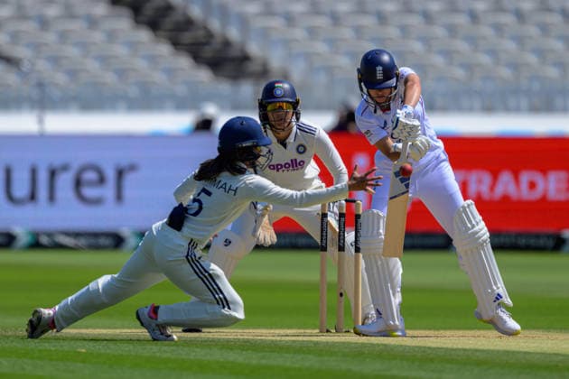 LONDON, ENGLAND JULY 13 - Issy Wong of England during Day 4 of the Rothesay Test Match game between England and India at Lord s Cricket Ground on July 13, 2026 in London , England . (Photo by Keeran Marquis Sports Press Photo)  Copyright: xKeeranxMarquis SPPx Sportspressphoto_SPR190299