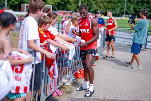 13.07.2026, Fußball, Trainingsauftakt 1.FC Köln, 1. Fußball Bundesliga, Geißbockheim, Saison 2026 2027: Ragnar Ache (1FC Koeln 09) gibt Autogramme für die Fans beim ersten Training der neuen Saison 26 27 DFB regulations prohibit any use of photographs as image sequences and or quasi-video. Nordrhein-Westfalen Deutschland *** July 13, 2026, Soccer, 1. FC Köln s first training session, 1 Bundesliga, Geißbockheim, 2026–2027 season. Ragnar Ache of 1. FC Köln 09 signs autographs for fans during the first training session of the new 2026–2027 season. DFB regulations prohibit any use of photographs as image sequences and or quasi-video. North Rhine-Westphalia, Germany