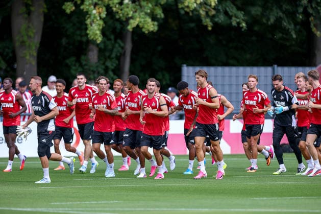 13.07.2026, Fußball, Trainingsauftakt 1.FC Köln, 1. Fußball Bundesliga, Geißbockheim, Saison 2026 2027: Die Mannschaft absolviert eine Laufeinheit beim ersten Training der neuen Saison 26 27 DFB regulations prohibit any use of photographs as image sequences and or quasi-video. Nordrhein-Westfalen Deutschland *** July 13, 2026, Soccer, 1. FC Köln’s first training session, Bundesliga, Geißbockheim, 2026–2027 season. The team completes a running drill during the first training session of the new 2026–2027 season. DFB regulations prohibit any use of photographs as image sequences and or quasi-video. North Rhine-Westphalia, Germany