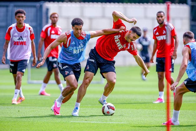 13.07.2026, Fußball, Trainingsauftakt 1.FC Köln, 1. Fußball Bundesliga, Geißbockheim, Saison 2026 2027: Jamai Simpson-Pusey (1FC Koeln 22) im Zweikampf gegen Luka Lochoshvili (FC Koeln 24) beim ersten Training der neuen Saison 26 27 DFB regulations prohibit any use of photographs as image sequences and or quasi-video. Nordrhein-Westfalen Deutschland *** July 13, 2026, Soccer, 1. FC Köln s First Training Session, Bundesliga 1, Geißbockheim, 2026–2027 season: Jamai Simpson Pusey (1 FC Köln 22) in a tackle against Luka Lochoshvili (1 FC Köln 24) during the first training session of the new 2026–2027 season. DFB regulations prohibit any use of photographs as image sequences and or quasi-video. North Rhine-Westphalia, Germany