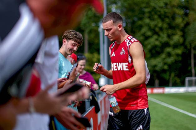 13.07.2026, Fußball, Trainingsauftakt 1.FC Köln, 1. Fußball Bundesliga, Geißbockheim, Saison 2026 2027: Said El Mala (1FC Koeln 13) gibt Autogramme für die Fans beim ersten Training der neuen Saison 26 27 DFB regulations prohibit any use of photographs as image sequences and or quasi-video. Nordrhein-Westfalen Deutschland *** July 13, 2026, Soccer, 1. FC Köln s first training session, 1 Bundesliga, Geißbockheim, 2026–2027 season. Said El Mala of 1. FC Köln signs autographs for fans during the first training session of the new 2026–2027 season. DFB regulations prohibit any use of photographs as image sequences and or quasi-video. North Rhine-Westphalia, Germany