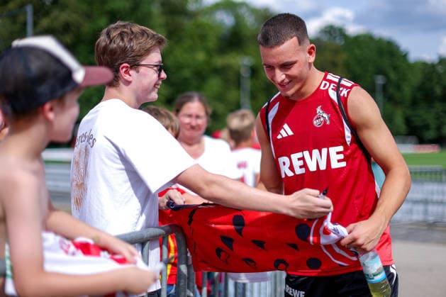 13.07.2026, Fußball, Trainingsauftakt 1.FC Köln, 1. Fußball Bundesliga, Geißbockheim, Saison 2026 2027: Said El Mala (1FC Koeln 13) gibt Autogramme für die Fans beim ersten Training der neuen Saison 26 27 DFB regulations prohibit any use of photographs as image sequences and or quasi-video. Nordrhein-Westfalen Deutschland *** July 13, 2026, Soccer, 1. FC Köln s first training session, 1 Bundesliga, Geißbockheim, 2026–2027 season. Said El Mala of 1. FC Köln signs autographs for fans during the first training session of the new 2026–2027 season. DFB regulations prohibit any use of photographs as image sequences and or quasi-video. North Rhine-Westphalia, Germany