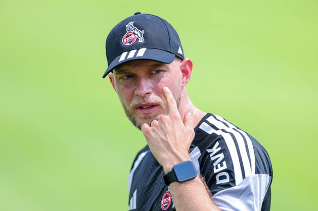 13.07.2026, Fußball, Trainingsauftakt 1.FC Köln, 1. Fußball Bundesliga, Geißbockheim, Saison 2026 2027: Cheftrainer Rene Wagner (1FC Koeln hc) gestikulierend beim ersten Training der neuen Saison 26 27 DFB regulations prohibit any use of photographs as image sequences and or quasi-video. Nordrhein-Westfalen Deutschland *** July 13, 2026, Soccer, 1. FC Köln s first training session, 1 Bundesliga, Geißbockheim, 2026–2027 season. Head coach Rene Wagner of 1. FC Köln gesturing during the first training session of the new 2026–2027 season. DFB regulations prohibit any use of photographs as image sequences and or quasi-video. North Rhine-Westphalia, Germany