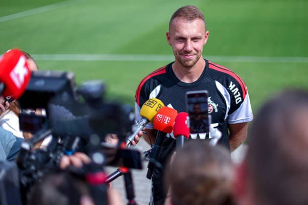 13.07.2026, Fußball, Trainingsauftakt 1.FC Köln, 1. Fußball Bundesliga, Geißbockheim, Saison 2026 2027: Torwart Ron-Robert Zieler (1FC Koeln 20) im Interview beim ersten Training der neuen Saison 26 27 DFB regulations prohibit any use of photographs as image sequences and or quasi-video. Nordrhein-Westfalen Deutschland *** July 13, 2026, Soccer, 1. FC Köln s First Training Session, 1 Bundesliga, Geißbockheim, 2026–2027 season: Goalkeeper Ron Robert Zieler of 1. FC Köln 20 in an interview during the first training session of the new 2026–2027 season. DFB regulations prohibit any use of photographs as image sequences and or quasi-video. North Rhine-Westphalia, Germany