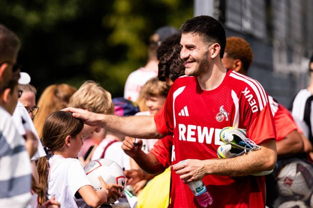 COLOGNE, GERMANY - JULY 13: Luka Lochoshvili (1. FC Koeln, 24) interacting with fans during the first training session of season 2026 27 at Geissbockheim on July 13, 2026 in Cologne, Germany. North Rhine Westphalia Germany Copyright: xSteffiexWunderlx