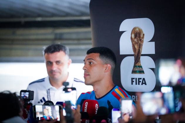 USA: Fußball FIFA World Cup, WM, Weltmeisterschaft, Fussball 2026, WM, Weltmeisterschaft, Halbfinale, Matchday -1, Media Opportunity der spanischen Nationalmannschaft vor dem Halbfinalspiel gegen Frankreich in Dallas, Texas im Mittelpunkt: Pedro Porro (Spanien) während der Interviews mit Medienvertretern. *** USA Soccer FIFA World Cup 2026, World Cup, World Championship, Semifinals, Matchday 1, Media opportunity for the Spanish national team ahead of the semifinal match against France in Dallas, Texas; Pedro Porro of Spain takes center stage during interviews with media representatives Copyright: xJOERANxSTEINSIEKx