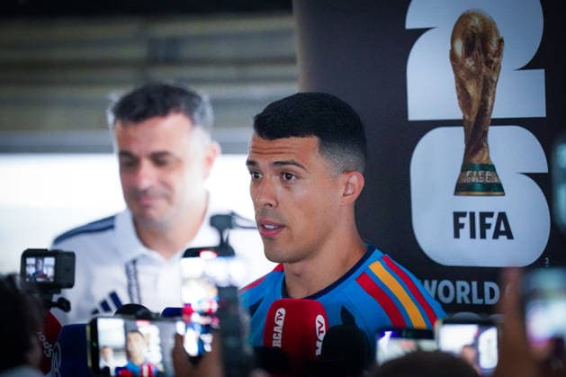 USA: Fußball FIFA World Cup, WM, Weltmeisterschaft, Fussball 2026, WM, Weltmeisterschaft, Halbfinale, Matchday -1, Media Opportunity der spanischen Nationalmannschaft vor dem Halbfinalspiel gegen Frankreich in Dallas, Texas im Mittelpunkt: Pedro Porro (Spanien) während der Interviews mit Medienvertretern. *** USA Soccer FIFA World Cup 2026, World Cup, World Championship, Semifinals, Matchday 1, Media opportunity for the Spanish national team ahead of the semifinal match against France in Dallas, Texas; Pedro Porro of Spain takes center stage during interviews with media representatives Copyright: xJOERANxSTEINSIEKx