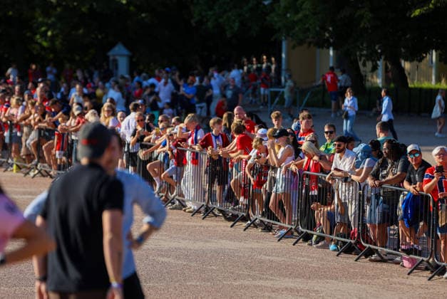 Herrelandslaget hylles i Oslo Oslo 20260713. Some have turned up early to meet the men s national football team at Slottsplassen after their return to Norway from the USA on Monday. Photo: Trond R. Teigen NTB Oslo Norge EDITORIAL USE ONLY. RESTRICTED USE FOR BETTING COMPANIES Ref:_SPOZP0eq0mZgwk.jpg *** Men s National Team Honored in Oslo Oslo 20260713 Some people arrived early to greet the men s national soccer team at Slottsplassen after their return to Norway from the U.S. on Monday. Photo: Trond R. Teigen, NTB, Oslo, Norway. EDITORIAL USE ONLY. RESTRICTED USE FOR BETTING COMPANIES.  Copyright: xTrondxR.xTeigenx xNTBx