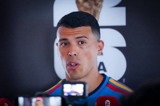 USA: Fußball FIFA World Cup, WM, Weltmeisterschaft, Fussball 2026, WM, Weltmeisterschaft, Halbfinale, Matchday -1, Media Opportunity der spanischen Nationalmannschaft vor dem Halbfinalspiel gegen Frankreich in Dallas, Texas im Mittelpunkt: Pedro Porro (Spanien) während der Interviews mit Medienvertretern. *** USA Soccer FIFA World Cup 2026, World Cup, World Championship, Semifinals, Matchday 1, Media opportunity for the Spanish national team ahead of the semifinal match against France in Dallas, Texas; Pedro Porro of Spain takes center stage during interviews with media representatives Copyright: xJOERANxSTEINSIEKx