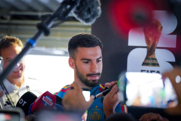 USA: Fußball FIFA World Cup, WM, Weltmeisterschaft, Fussball 2026, WM, Weltmeisterschaft, Halbfinale, Matchday -1, Media Opportunity der spanischen Nationalmannschaft vor dem Halbfinalspiel gegen Frankreich in Dallas, Texas im Mittelpunkt: Alex Baena (Alejandro Baena Rodriguez, Spanien) während der Interviews mit Medienvertretern. *** USA Soccer, 2026 FIFA World Cup, World Cup, World Championship, Semifinals, Matchday 1, Media opportunity with the Spanish national team ahead of their semifinal match against France in Dallas, Texas; spotlight on Alex Baena (Alejandro Baena Rodriguez), Spain, during interviews with media representatives Copyright: xJOERANxSTEINSIEKx