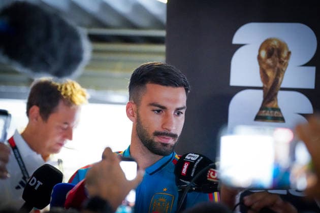 USA: Fußball FIFA World Cup, WM, Weltmeisterschaft, Fussball 2026, WM, Weltmeisterschaft, Halbfinale, Matchday -1, Media Opportunity der spanischen Nationalmannschaft vor dem Halbfinalspiel gegen Frankreich in Dallas, Texas im Mittelpunkt: Alex Baena (Alejandro Baena Rodriguez, Spanien) während der Interviews mit Medienvertretern. *** USA Soccer, 2026 FIFA World Cup, World Cup, World Championship, Semifinals, Matchday 1, Media opportunity with the Spanish national team ahead of their semifinal match against France in Dallas, Texas; spotlight on Alex Baena (Alejandro Baena Rodriguez), Spain, during interviews with media representatives Copyright: xJOERANxSTEINSIEKx