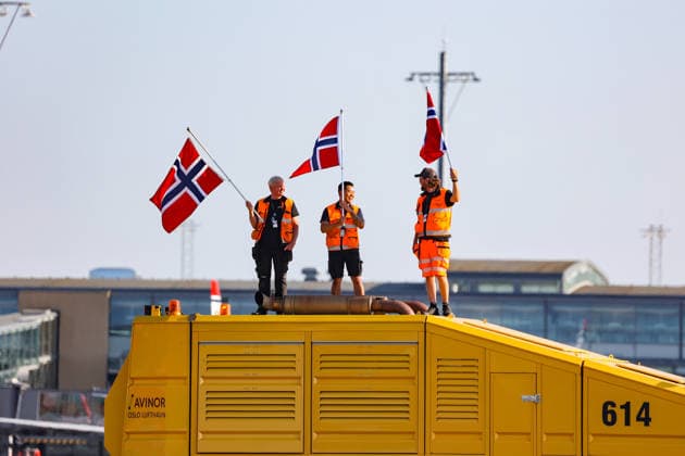 Fotball VM 2026 Gardermoen 20260713. Bakkemannskap gjor seg klar til a ta imot fotballandslaget som lander pa Oslo Lufthavn mandag kveld. Foto: Jan Langhaug NTB Gardermoen Norge EDITORIAL USE ONLY. RESTRICTED USE FOR BETTING COMPANIES Ref:_SPO8HcDNOZrKVU.jpg *** 2026 World Cup Gardermoen 20260713 Ground crew get ready to welcome the national soccer team as it lands at Oslo Airport on Monday evening. Photo: Jan Langhaug, NTB, Gardermoen, Norway. EDITORIAL USE ONLY. RESTRICTED USE FOR BETTING COMPANIES  Copyright: xJanxLanghaugx xNTBx