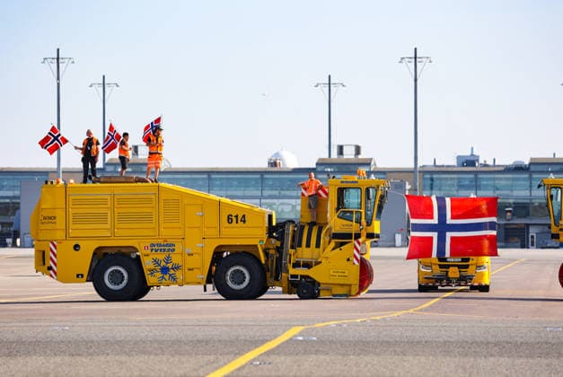 Fotball VM 2026 Gardermoen 20260713. Bakkemannskap gjor seg klar til a ta imot fotballandslaget som lander pa Oslo Lufthavn mandag kveld. Foto: Jan Langhaug NTB Gardermoen Norge EDITORIAL USE ONLY. RESTRICTED USE FOR BETTING COMPANIES Ref:_SPO3RPmFAAgJGg.jpg *** 2026 World Cup Gardermoen 20260713 Ground crew get ready to welcome the national soccer team as it lands at Oslo Airport on Monday evening. Photo: Jan Langhaug, NTB, Gardermoen, Norway. EDITORIAL USE ONLY. RESTRICTED USE FOR BETTING COMPANIES  Copyright: xJanxLanghaugx xNTBx