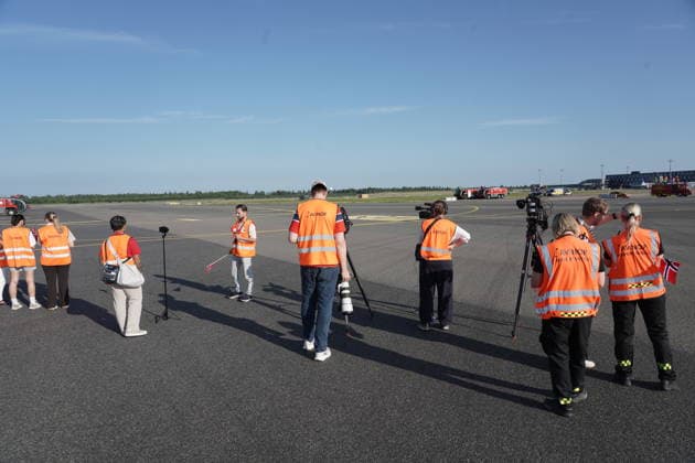 Fotball VM 2026 Gardermoen 20260713. Ground crew preparing to welcome the national football team that lands at Oslo Airport on Monday evening. Photo: Jan Langhaug NTB Gardermoen Norge EDITORIAL USE ONLY. RESTRICTED USE FOR BETTING COMPANIES Ref:_SPOdYb_cq3Q03c.jpg *** 2026 World Cup Gardermoen 20260713 Ground crew preparing to welcome the national soccer team as it lands at Oslo Airport on Monday evening. Photo: Jan Langhaug, NTB, Gardermoen, Norway. EDITORIAL USE ONLY. RESTRICTED USE FOR BETTING COMPANIES.  Copyright: xJanxLanghaugx xNTBx
