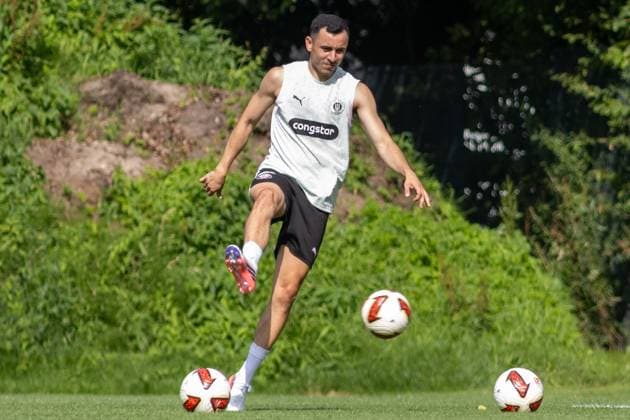 Ein Spieler des FC St. Pauli führt im Trainingszentrum Hamburg einen Schuss aus, während mehrere Bälle auf dem Rasen liegen. Das Trikot zeigt den Puma-Schriftzug und den Congstar-Sponsor. Manos Saliakas ( 2 FC St. Pauli)beim individuellen Training am Montag *** An FC St. Pauli player takes a shot at the Hamburg training center while several balls lie on the field. The jersey features the Puma logo and Congstar sponsor Manos Saliakas. 2 FC St. Pauli during individual training on Monday Copyright: xAndreasxTolksdorfx
