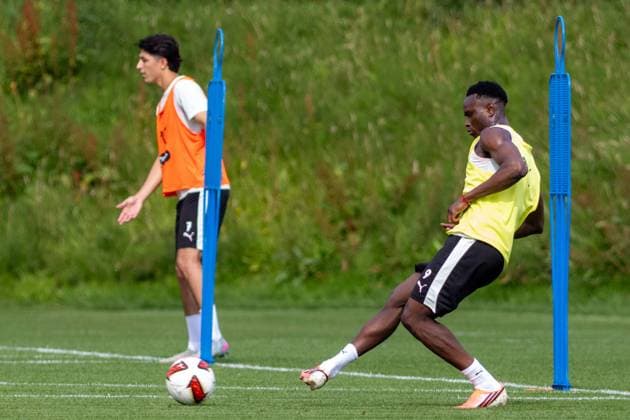 Ein Spieler mit der Rückennummer 9 führt eine Schussbewegung aus, während ein Mitspieler im orangefarbenen Trainingsleibchen im Hintergrund steht. Die Übung findet auf dem Trainingsgelände des FC St. Pauli in Hamburg statt. Ceesay ( 9 FC St. Pauli) – Trainingseinheit mit Schussübung am Trainingszentrum *** A player wearing jersey number 9 is practicing a shot, while a teammate in an orange training jersey stands in the background. The drill is taking place at FC St. Pauli’s training facility in Hamburg. Ceesay 9, FC St. Pauli – Training session featuring shooting drills at the training center Copyright: xAndreasxTolksdorfx