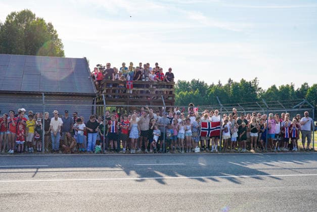 Fotball VM 2026 Gardermoen 20260713. Supporters have lined up to see the national football team land at Oslo Airport on Monday evening. Photo: Jan Langhaug NTB Gardermoen Norge EDITORIAL USE ONLY. RESTRICTED USE FOR BETTING COMPANIES Ref:_SPOa1KzinD8wDU.jpg *** 2026 World Cup Gardermoen 20260713 Supporters lined up to see the national soccer team land at Oslo Airport on Monday evening. Photo: Jan Langhaug, NTB, Gardermoen, Norway. EDITORIAL USE ONLY. RESTRICTED USE FOR BETTING COMPANIES.  Copyright: xJanxLanghaugx xNTBx