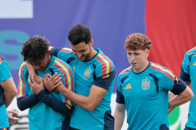 Spanish national team, Nationalteam players Lamine Yamal (L), Mikel Merino (C) and Victor Munoz during a training session at the Cotton Bowl Stadium in Dallas, US, 13 July 2026, on the eve of the World Cup semifinal against France. Spanish national team training session in Dallas !ACHTUNG: NUR REDAKTIONELLE NUTZUNG!  Copyright: xLavandeiraxjrx GRAF5960 20260713-55020884069_1