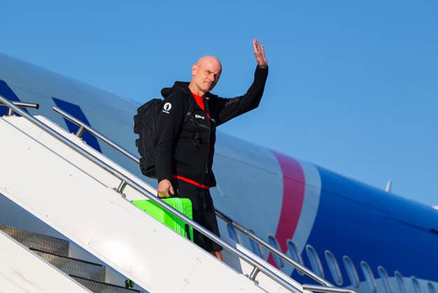 Fotball VM 2026 Gardermoen 20260713. Stale Solbakken gar av flyet etter fotballandslaget landet pa Oslo Lufthavn mandag kveld. Foto: Jan Langhaug NTB Gardermoen Norge EDITORIAL USE ONLY. RESTRICTED USE FOR BETTING COMPANIES Ref:_SPO5LBamQFCoio.jpg *** 2026 World Cup Gardermoen 20260713 Stale Solbakken steps off the plane after the national soccer team landed at Oslo Airport on Monday evening. Photo: Jan Langhaug, NTB, Gardermoen, Norway. EDITORIAL USE ONLY. RESTRICTED USE FOR BETTING COMPANIES  Copyright: xJanxLanghaugx xNTBx