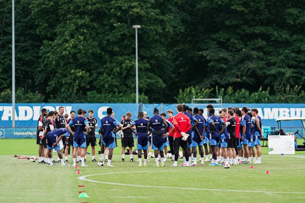 Merlin Polzin (Hamburger SV, Trainer) spricht zu seinen Spielern GER, Training Hamburger SV, Fussball, 1. Bundesliga, Saison 2026 2027, 13.07.2026 GER, Training Hamburger SV, Fussball, 1. Bundesliga, Saison 2026 2027, 13.07.2026 Hamburg *** Merlin Polzin, Hamburger SV coach, speaks to his players (GER), Hamburger SV practice, soccer, Bundesliga 1, 2026–2027 season, July 13, 2026 GER, Hamburger SV training, soccer, Bundesliga 1, 2026–2027 season, July 13, 2026 Hamburg Copyright: xEibner-Pressefoto MarcelxvonxFehrnx EP_MFN