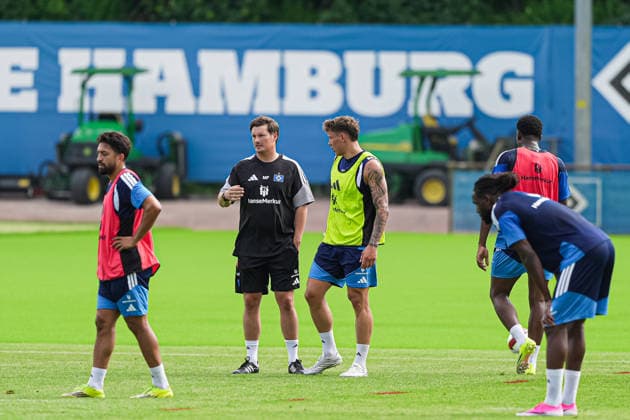 Merlin Polzin (Hamburger SV, Trainer), Nicolai Remberg (Hamburger SV, 21) GER, Training Hamburger SV, Fussball, 1. Bundesliga, Saison 2026 2027, 13.07.2026 GER, Training Hamburger SV, Fussball, 1. Bundesliga, Saison 2026 2027, 13.07.2026 Hamburg *** Merlin Polzin, Hamburger SV, Coach; Nicolai Remberg, Hamburger SV, 21, GER; Hamburger SV Training, Soccer, Bundesliga 1, 2026–2027 Season, July 13, 2026 GER, Training: Hamburger SV, Soccer, Bundesliga 1, 2026–2027 Season, July 13, 2026 Hamburg Copyright: xEibner-Pressefoto MarcelxvonxFehrnx EP_MFN