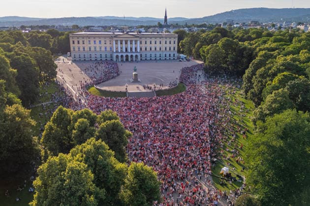 Herrelandslaget hylles i Oslo Oslo 20260713. Flere har flokket til sentrum for a mote herrelandslaget i fotball pa Slottsplassen etter hjemkomsten til Norge fra USA mandag. Foto: Hans O. Torgersen NTB Oslo Norge EDITORIAL USE ONLY. RESTRICTED USE FOR BETTING COMPANIES Ref:_SPOoW2TmmDxKUU.jpg *** Men s National Team Honored in Oslo Oslo 20260713 Many people have flocked to the city center to greet the men s national soccer team at Slottsplassen following their return to Norway from the U.S. on Monday. Photo: Hans O. Torgersen, NTB, Oslo, Norway. EDITORIAL USE ONLY. RESTRICTED USE FOR BETBETTING COMPANIES  Copyright: xHansxO.xTorgersenx xNTBx