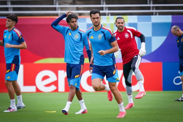 USA: Fußball FIFA World Cup, WM, Weltmeisterschaft, Fussball 2026 Halbfinale Matchday -1 Training Spanien Cotton Bowl Stadium (Dallas, Dallas County, Texas): Lamine Yamal (Spanien 19) Mikel Merino (Spanien 6) *** USA Soccer 2026 FIFA World Cup Semifinals Matchday 1 Training Spain Cotton Bowl Stadium Dallas, Dallas County, Texas Lamine Yamal Spain 19 Mikel Merino Spain 6 Copyright: xJOERANxSTEINSIEKx